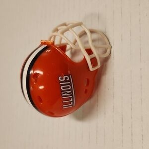 Football Illinois Mini Helmet has flaws